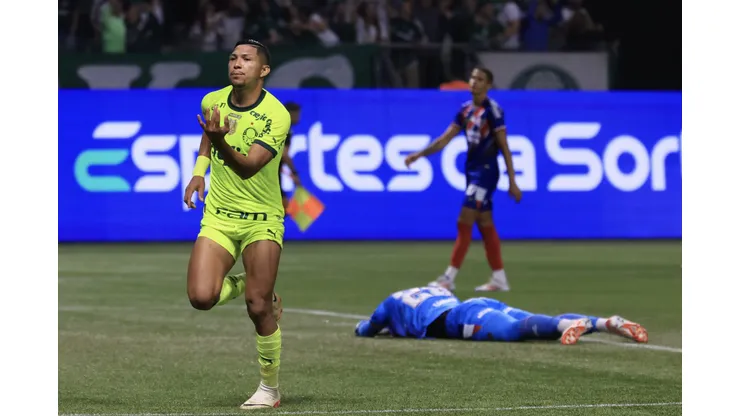 Rony jogador do Palmeiras comemora seu gol durante partida contra o Bahia . Foto: Marcello Zambrana/AGIF