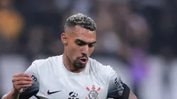 Matheuzinho durante partida contra o Vitória. Torcida se revolta contra o lateral.