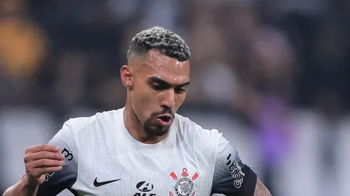 Matheuzinho durante partida contra o Vitória. Torcida se revolta contra o lateral.