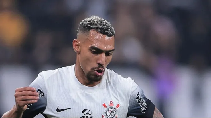 Matheuzinho durante partida contra o Vitória. Torcida se revolta contra o lateral.