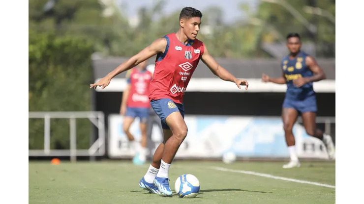 Vinicius Balieiro voltou a ser relacionado pelo Santos nesta sexta.