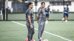 Treinador do Peixe durante treino no CT Rei Pelé
