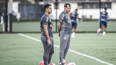 Treinador do Peixe durante treino no CT Rei Pelé