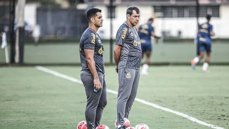 Treinador do Peixe durante treino no CT Rei Pelé