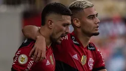 Andreas Pereira e Arrascaeta comemorando gol do Flamengo em partida contra o Athletico/PR, no Maracanã, pelo Campeonato Brasileiro de 2021, no dia 03/10.