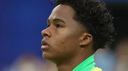 Endrick durante a execução do hino nacional durante partida entre Uruguai e Brasil, no Allegiant Stadium, pela Copa América, no dia 06/07/2024. Foto: Ian Maule/Getty Images
