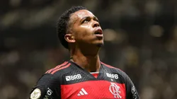 Carlinhos, jogador do Flamengo, comemora seu gol durante partida contra o Atlético-MG no estádio Arena MRV pelo Brasileirão Série A 2024. Foto: Gilson Lobo/AGIF