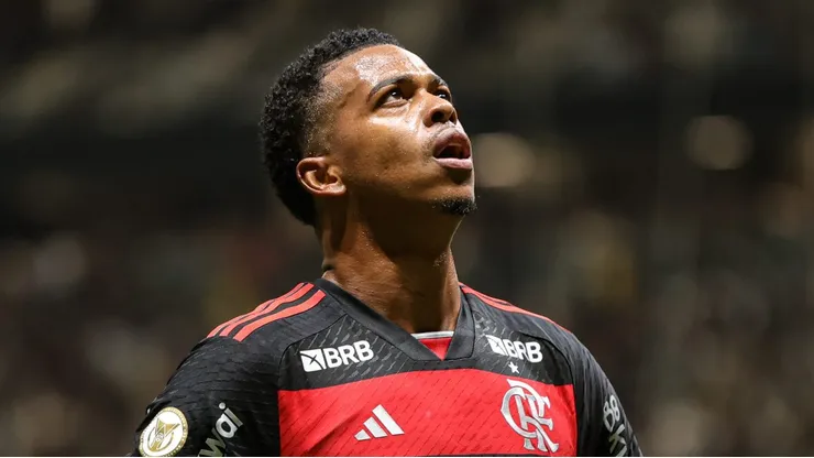 Carlinhos, jogador do Flamengo, comemora seu gol durante partida contra o Atlético-MG no estádio Arena MRV pelo Brasileirão Série A 2024. Foto: Gilson Lobo/AGIF