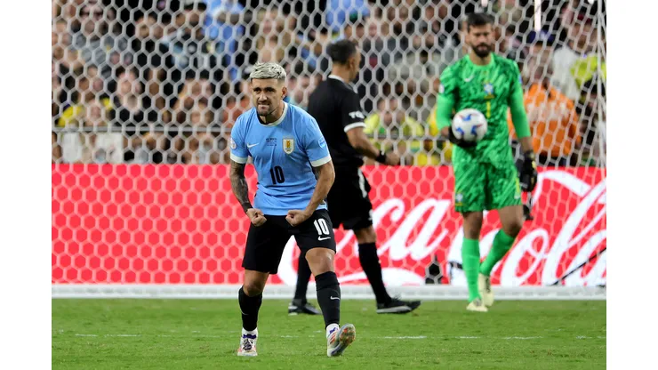 Giorgian De Arrascaeta do Uruguai comemora pênalti convertido na Copa América. (Foto de Ethan Miller/Getty Images)