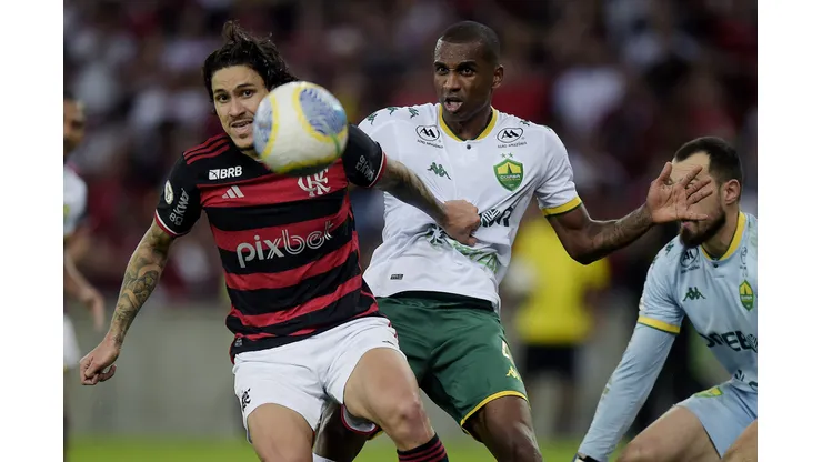 Pedro jogador do Flamengo disputa lance com Marllon jogador do Cuiaba. Foto: Alexandre Loureiro/AGIF