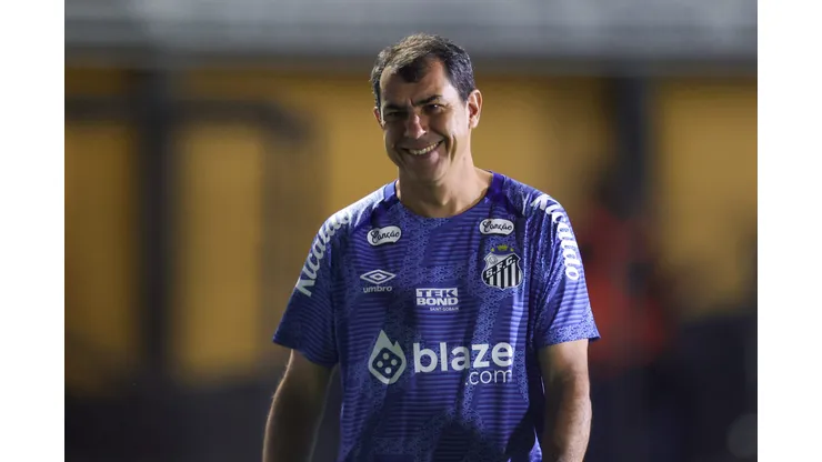 Foto: Pedro Zacchi/AGIF - Carille tomou decisão de ficar no Santos