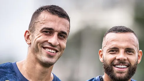 João Schmidt e Guilherme durante treino. Volante interessa ao Timão. Foto: Raul Baretta/ Santos FC.