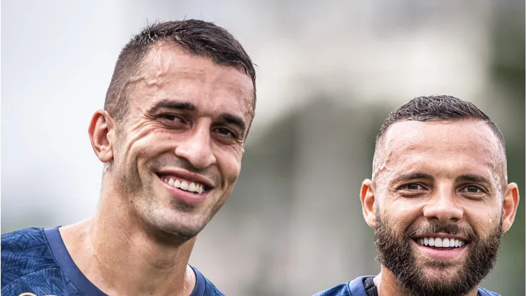 João Schmidt e Guilherme durante treino. Volante interessa ao Timão. Foto: Raul Baretta/ Santos FC.