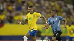 Raphinha e De La Cruz em duelo pelas Eliminatórias para a Copa do Mundo de 2022. Foto: CBF