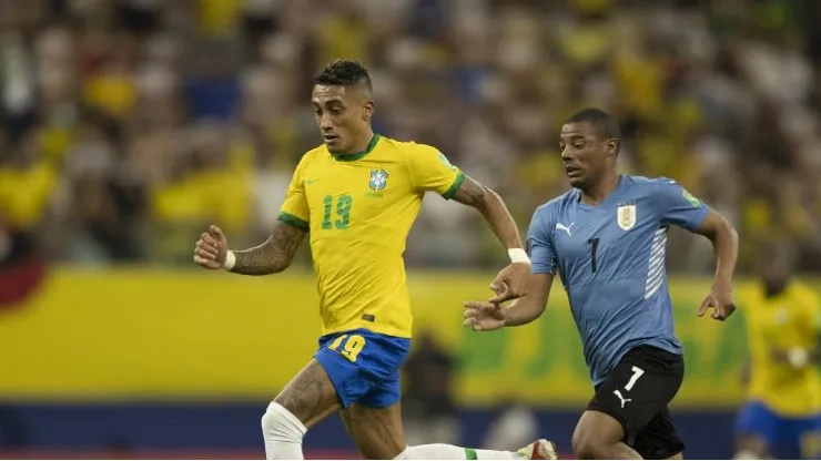 Raphinha e De La Cruz em duelo pelas Eliminatórias para a Copa do Mundo de 2022. Foto: CBF
