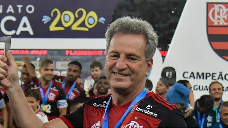 Rodolfo Landim comemora título pelo Mengão. Dirigente define condição para liberar atacante.
