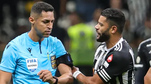 Hulk, do Atlético-MG, e Rodrigo José Pereira de Lima. Foto: Gilson Lobo/AGIF