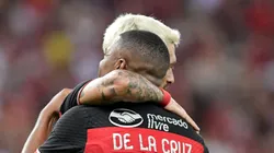 De La Cruz e Arrascaeta se abraçam em partida pelo Flamengo. Foto: Thiago Ribeiro/AGIF