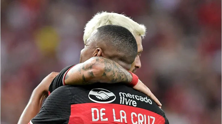 De La Cruz e Arrascaeta se abraçam em partida pelo Flamengo. Foto: Thiago Ribeiro/AGIF