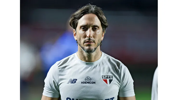SAO PAULO, BRAZIL - APRIL 29: Head coach Luis Zubeldia of Sao Paulo looks on during a match between Sao Paulo and Palmeiras as part of Brasileirao Series A at Morumbi Stadium on April 29, 2024 in Sao Paulo, Brazil. (Photo by Alexandre Schneider/Getty Images)