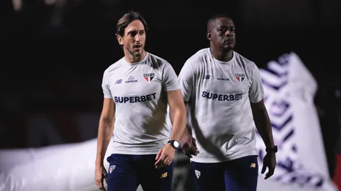 Zubeldía e Carlos Gruezo durante partida contra o Palmeiras