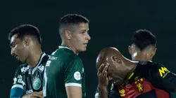 Matheus Barbosa e Vagner Love em partida entre Guarani e Sport. Foto: Diogo Reis/AGIF