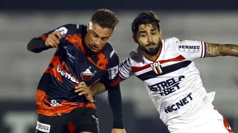 Patrick Brey em divide a bola em partida pelo Botafogo-SP. Foto: Thiago Calil/AGIF