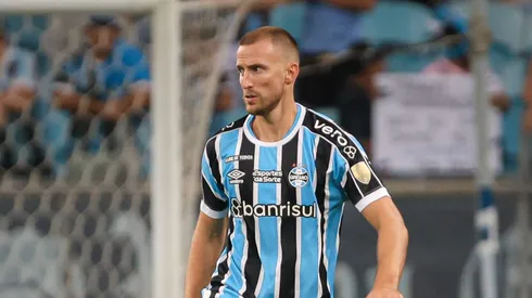 Rodrigo Ely desfalcará o Imortal por terceiro cartão, mas lesão pode complicar