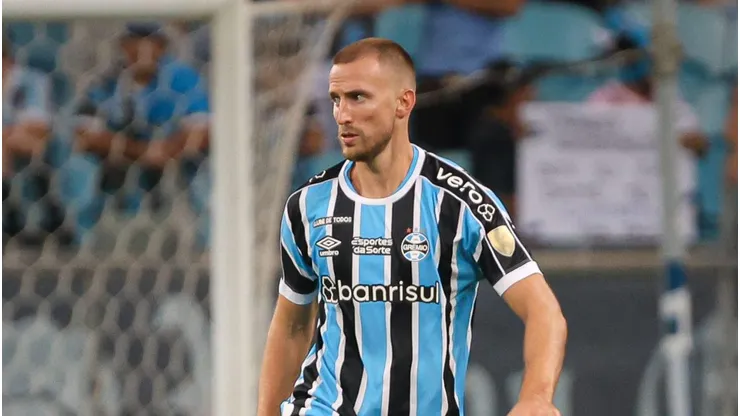 Rodrigo Ely desfalcará o Imortal por terceiro cartão, mas lesão pode complicar