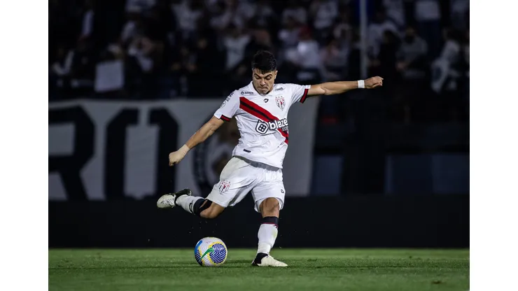 Atlético-GO e Athletico-PR se enfrentam neste domingo (07).