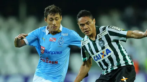 Helder e Marcos Parana disputam a bola em partida entre Paysandu e Coritiba em 2014. Foto: Heuler Andrey/AGIF