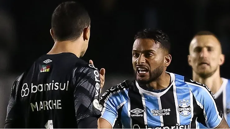 - Reinaldo e o goleiro discutindo pesado no jogo contra o Palmeiras