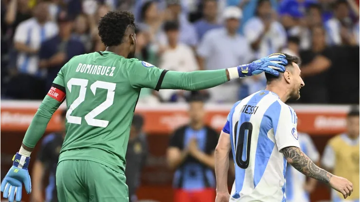 Domínguez consola Messi após craque perder pênalti. (Photo by Logan Riely/Getty Images)