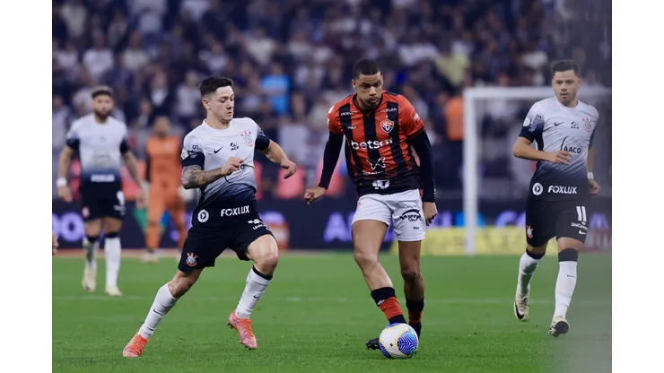Jogador do Vitoria durante partida contra o Corinthians no estadio Arena Corinthians pelo campeonato Brasileiro A 2024. Foto: Marcello Zambrana/AGIF