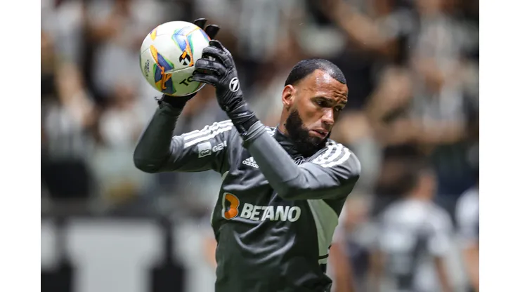 Everson teve fratura no dedo e será operado.