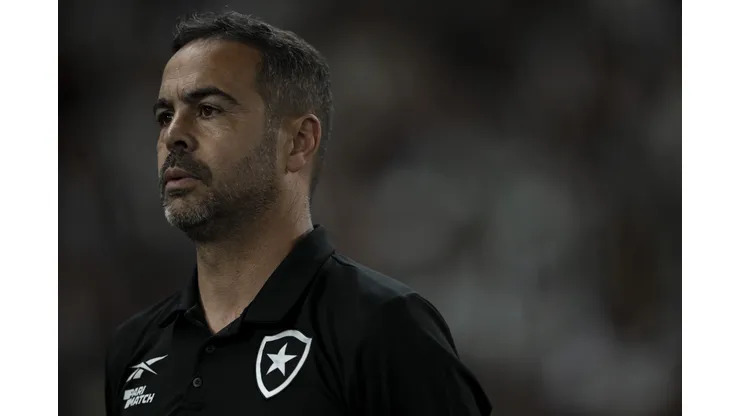 Artur Jorge terá que decidir o futuro de atacante de 21 anos no Botafogo