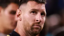 Messi em aquecimento antes da partida diante do Peru. (Photo by Carmen Mandato/Getty Images)