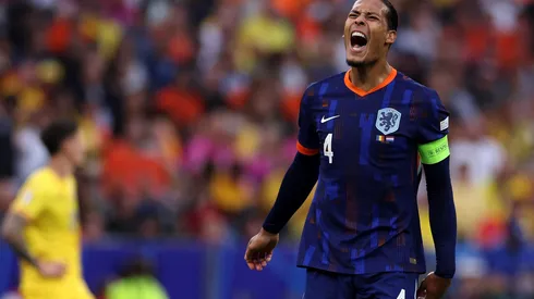 Holanda e Turquia duelam pelas quartas de final.