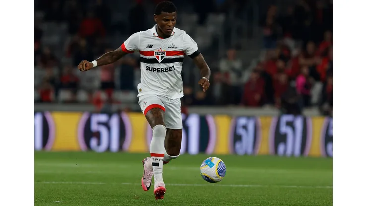 São Paulo duela contra o Bragantino no Brasileirão Série A.