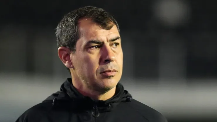 SP - SANTOS - 01/07/2024 - BRASILEIRO B 2024, SANTOS X CHAPECOENSE - Fabio Carille tecnico do Santos antes da partida contra o Chapecoense no estadio Vila Belmiro pelo campeonato Brasileiro B 2024.