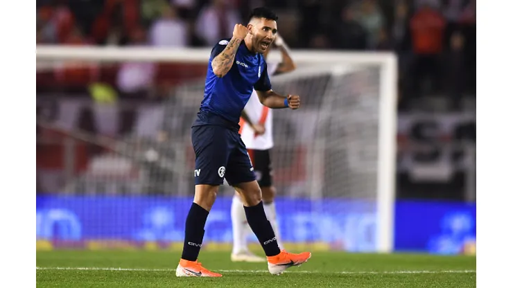 BUENOS AIRES, ARGENTINA - AUGUST 25: Nahuel Bustos of Talleres celebrates after scoring the goal first of his team during a match between River Plate and Talleres as part of Superliga 2019/20 at Estadio Monumental Antonio Vespucio Liberti on August 25, 2019 in Buenos Aires, Argentina. (Photo by Marcelo Endelli/Getty Images)