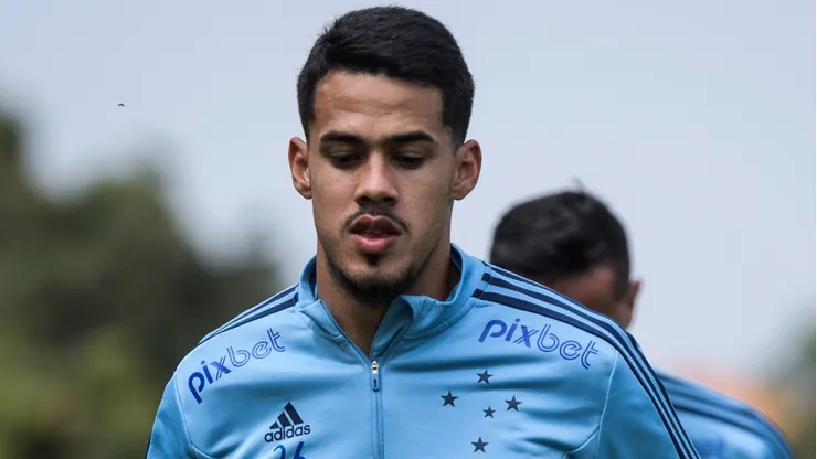 Lucas Oliveira, zagueiro do Cruzeiro, em treino na Toca da Raposa - Foto: Gustavo Aleixo/Cruzeiro