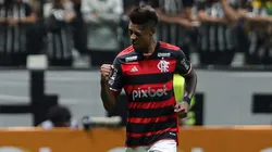 Bruno Henrique comemorando um dos gols da vitória do Flamengo contra o Atlético-MG pelo Campeonato Brasileiro