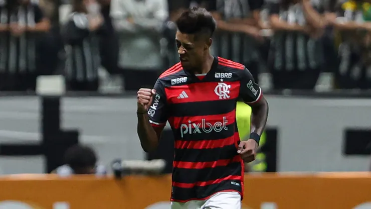 Bruno Henrique comemorando um dos gols da vitória do Flamengo contra o Atlético-MG pelo Campeonato Brasileiro