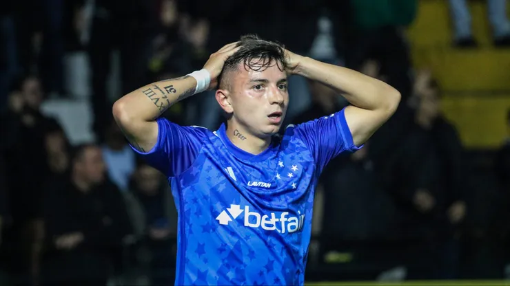 SC - CRICIUMA - 03/07/2024 - BRASILEIRO A 2024, CRICIUMA X CRUZEIRO - Barreal jogador do Cruzeiro durante partida contra o Criciuma no estadio Heriberto Hulse pelo campeonato Brasileiro A 2024. Foto: Leonardo Hubbe/AGIF
