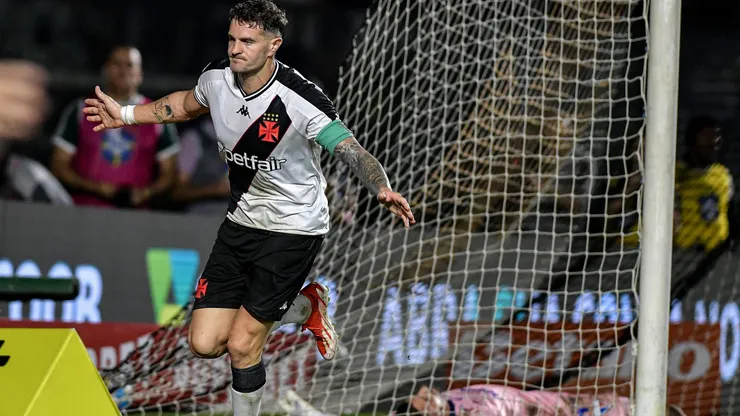 Vegetti comemorando o segundo gol do Vasco contra o Fortaleza pelo Brasileiro A 2024. Foto: Thiago Ribeiro/AGIF