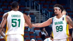 Bruno Caboclo e Lucas Dias contra Montenegro no Pré-Olímpico. Foto: FIBA