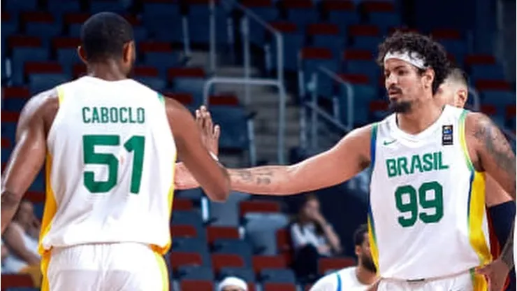Bruno Caboclo e Lucas Dias contra Montenegro no Pré-Olímpico. Foto: FIBA