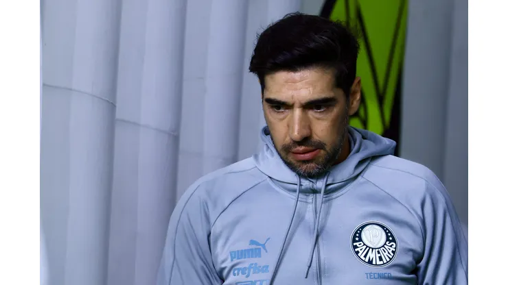 Abel Ferreira vê assédio persistir a meio-campista do Palmeiras na janela