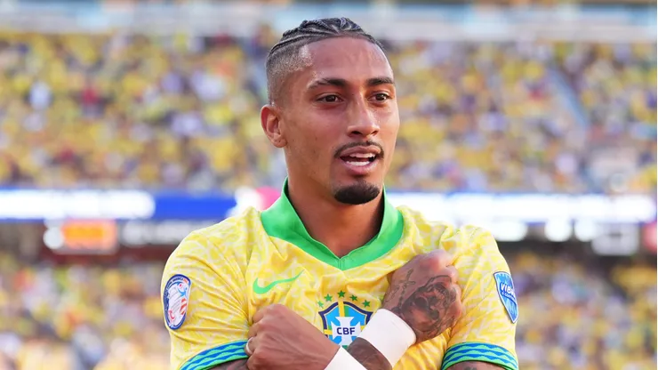 Raphinha comemorando o gol do Brasil contra a Colômbia (Foto: Thearon W. Henderson/Getty Images)